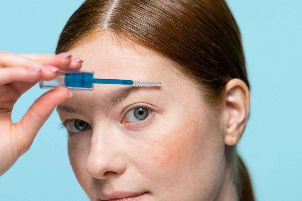 ilustrasi menggunakan serum alis (pexels.com/Ron Lach)