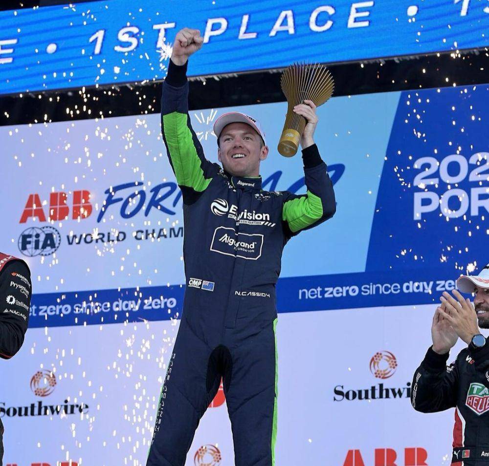 Nick Cassidy mengnagkat trofi kemenangan E-Prix Portland 2023. (fiaformulae.com)Nick Cassidy mengnagkat trofi kemenangan E-Prix Portland2023. (fiaformulae.com)