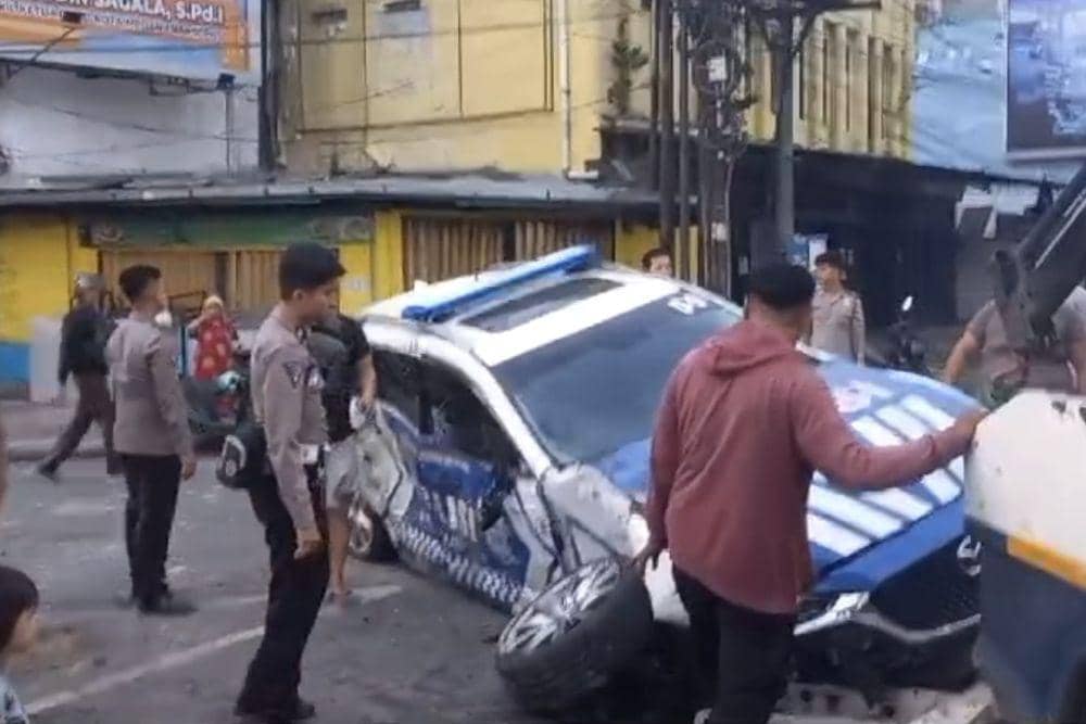 Terios Hantam Mobil Polantas di Perempatan Juanda-Katamso Medan
