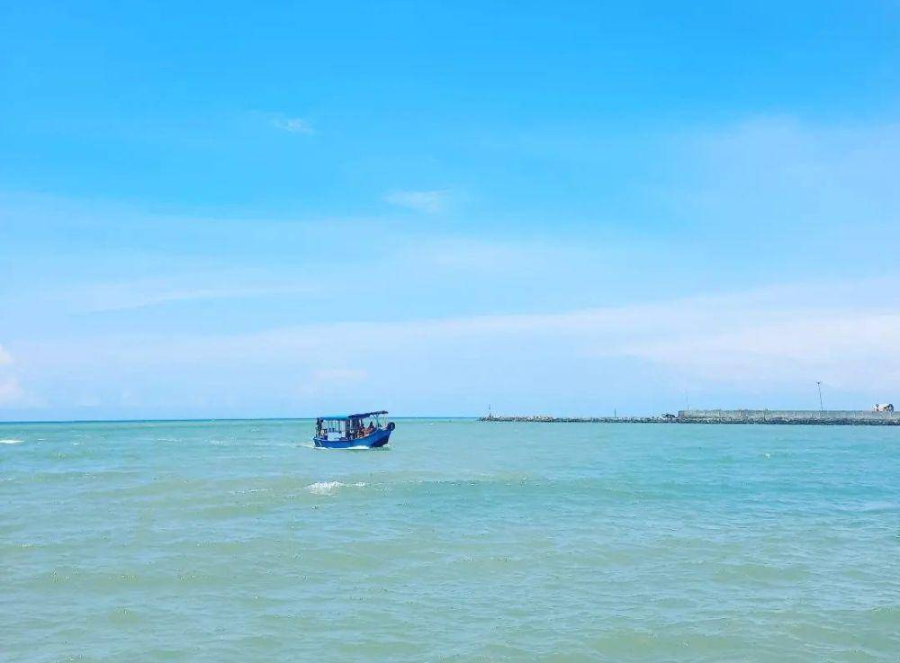 Pantai Balongan Indah (instagram.com/liyah.ananda)