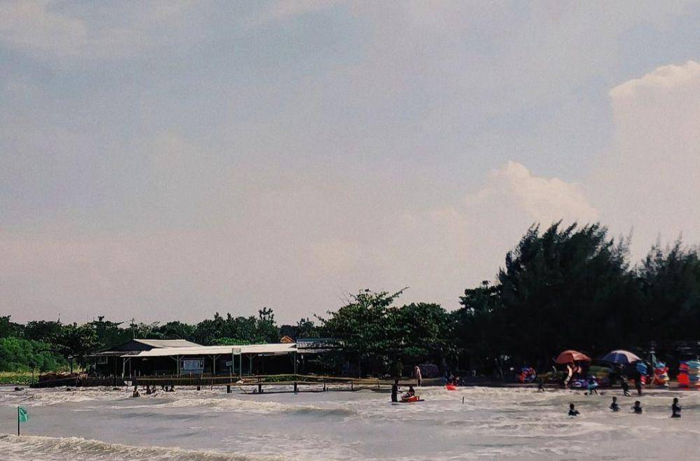 Pantai Balongan Indah (instagram.com/twishla)