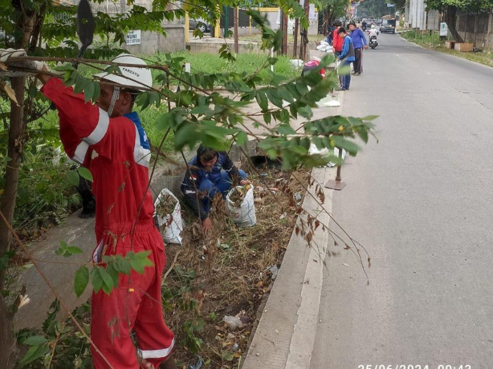 Perseroda Migas Perbaiki Rumah dan Bersihkan Saluran Air di Bekasi