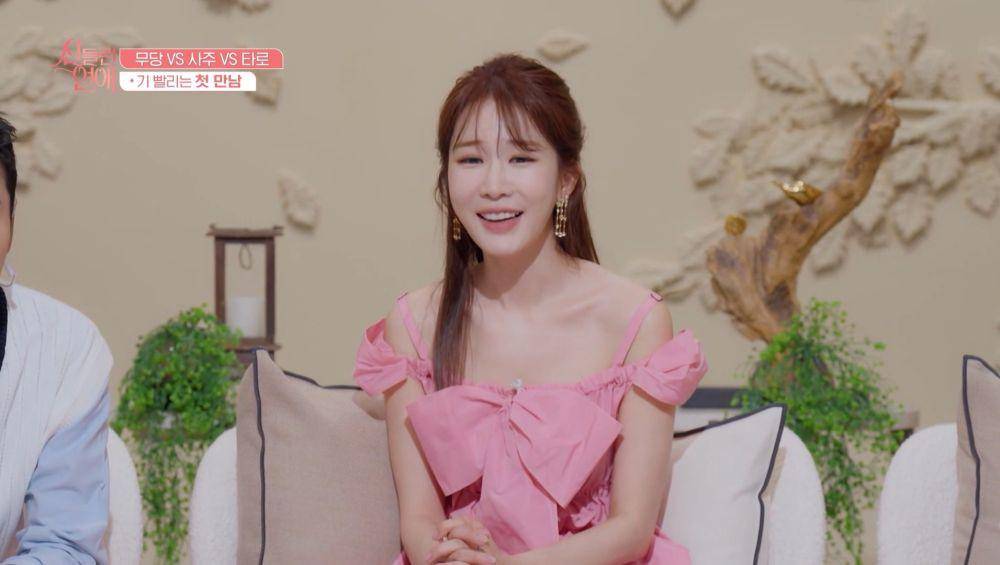 Still cut dating show Possessed Love (dok. Viu/Possessed Love)