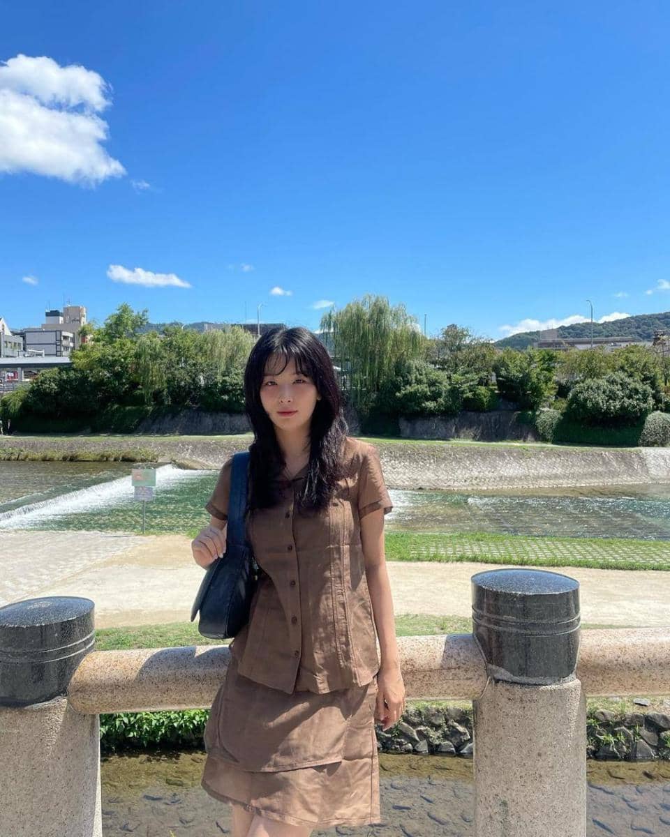 ide gaya feminin ala Seulgi Red Velvet (instagram.com/hi_sseulgi)