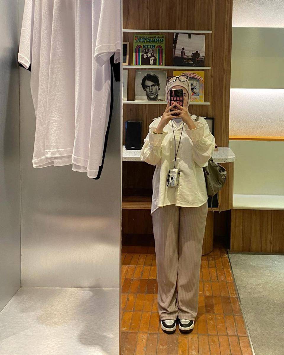 ide outfit kuliah pakai kemeja ala Intan Ghazella (instagram.com/intanghazll_)