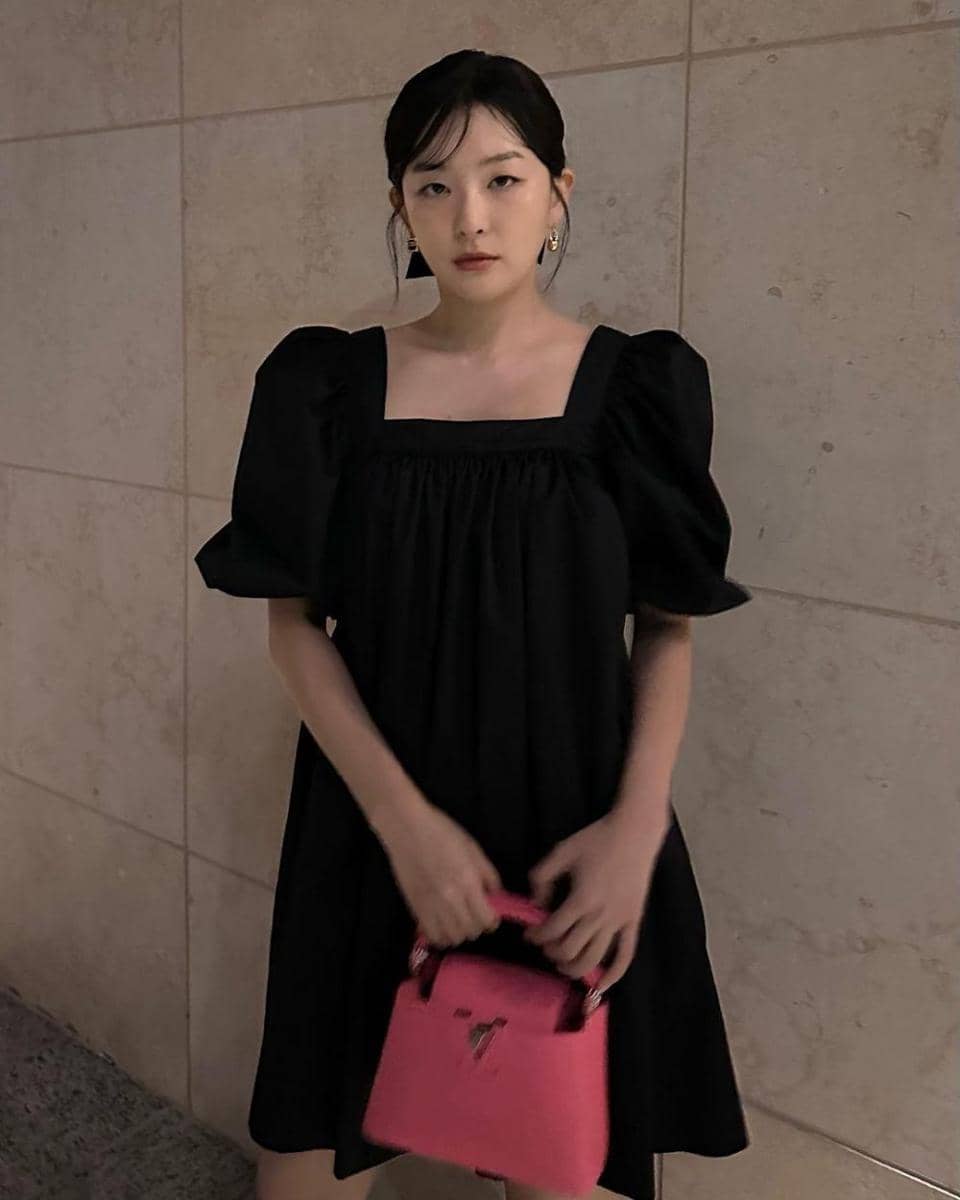 ide gaya feminin ala Seulgi Red Velvet (instagram.com/hi_sseulgi)