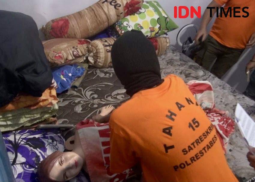 Rekonstruksi pembunuhan nenek Tarimah. (IDN Times/Faisal Mustafa)