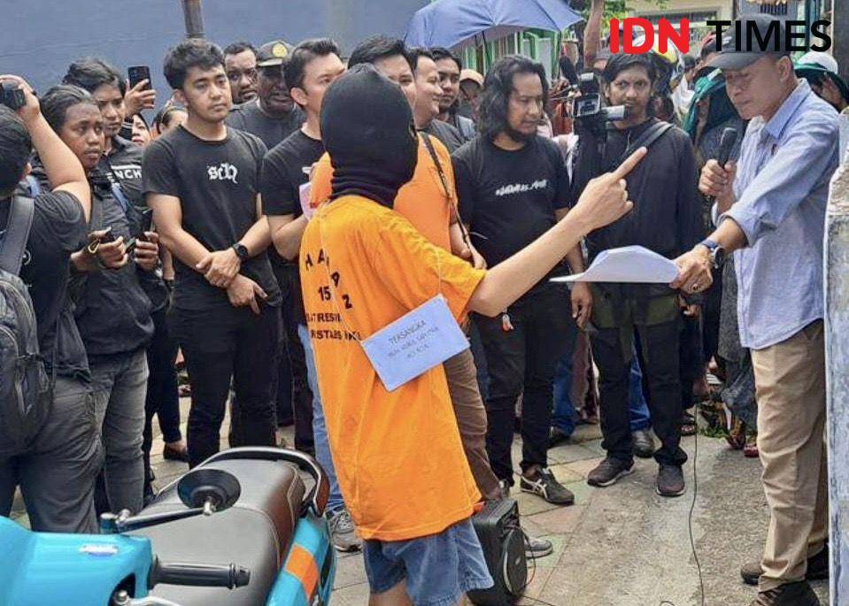 Polisi melakukan penjagaan untuk kelancaran proses rekonstruksi. (IDN Times/Faisal Mustafa)