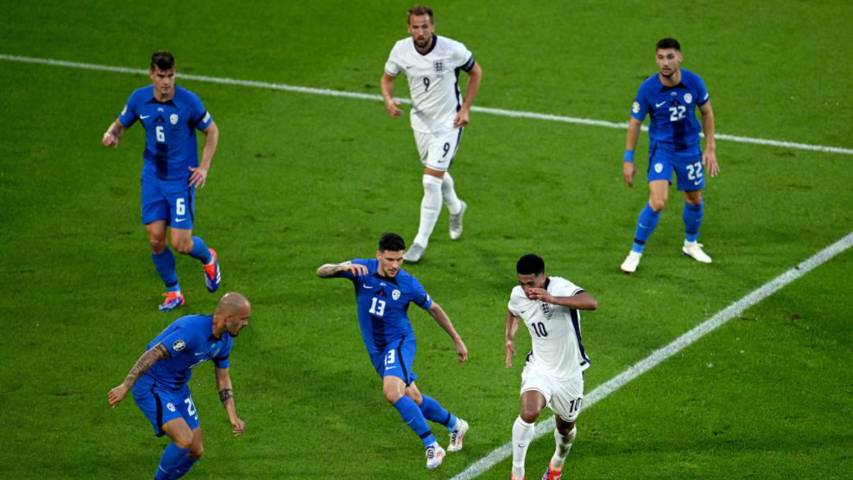 Jude Bellingham mendapat tekanan dari para pemain Slovenia. (uefa.com)