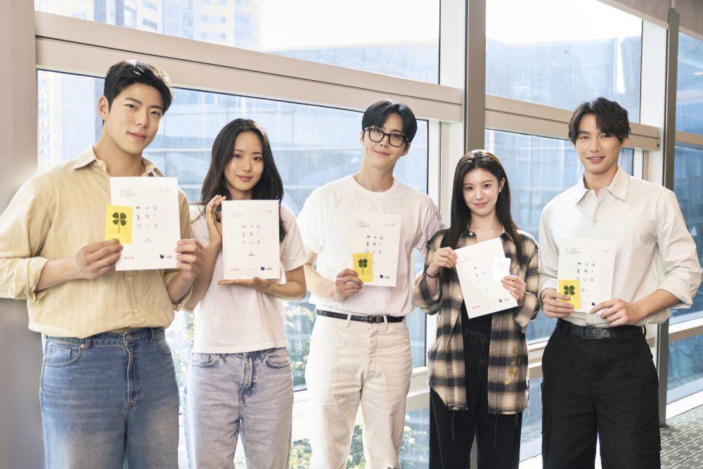 7 Potret Pemain Drakor Can This Love Be Translated? Baca Naskah