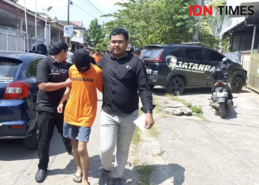 Polisi menggiring tersangka Asrul pada proses rekonstruksi. (IDN Times/Faisal Mustafa)