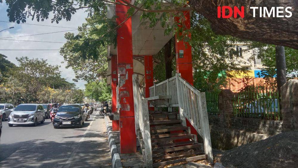 Halte di depan Masjid Baiturrahman, Jalan Urip Sumoharjo Makassar, Kamis (27/6/2024). IDN Times/Ashrawi Muin