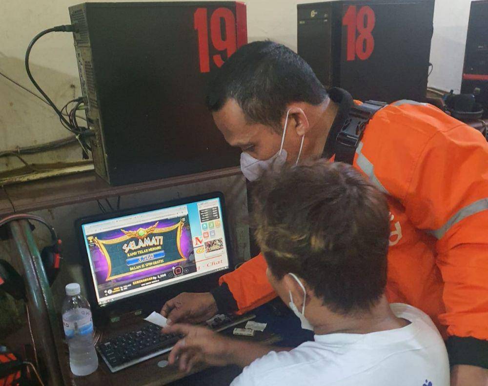 Pengungkapan praktik judi online di warnet Kota Bandar Lampung. (Dok. Polresta Bandar Lampung).