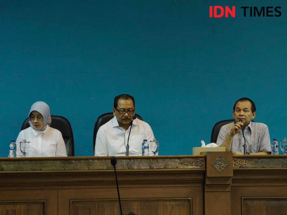 Bambang Sugeng Rukmono (tengah) penerima guru besar kehormatan FH UNS. (IDN Times/Larasati Rey)