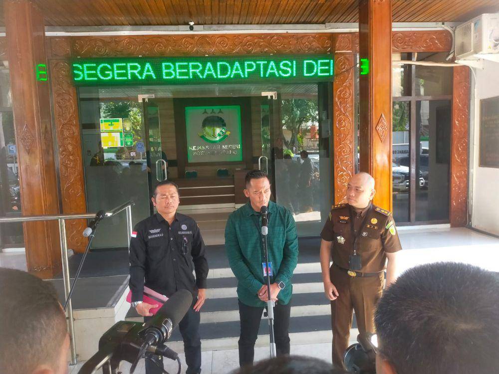 Pihak Kejari Semarang saat menerima penyerahan sembilan tersangka judi online. (IDN Times/Dok Humas Polri)