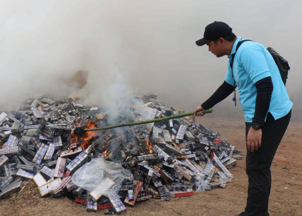 Barang bukti 40 juta batang rokok ilegal dimusnahkan dimusnahkan Kantor Pengawasan dan Pelayanan Bea dan Cukai (KPPBC) Tipe Madya Pabean (TMP) B Bandar Lampung. (DOK. Bea Cukai Bandar Lampung).