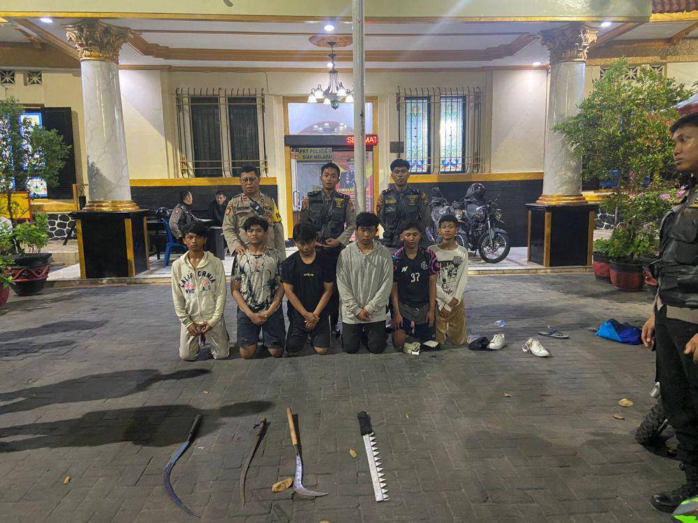 Gangster ditangkap polisi Surabaya. (Dok. Humas Polrestabes Surabaya).