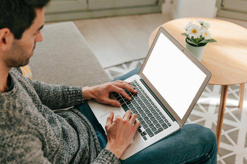 Ilustrasi menggunakan laptop (freepik.com/freepik)