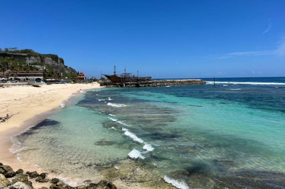 Informasi Wisata Pantai Melasti Ungasan Bali: Lokasi, HTM, dan Tips