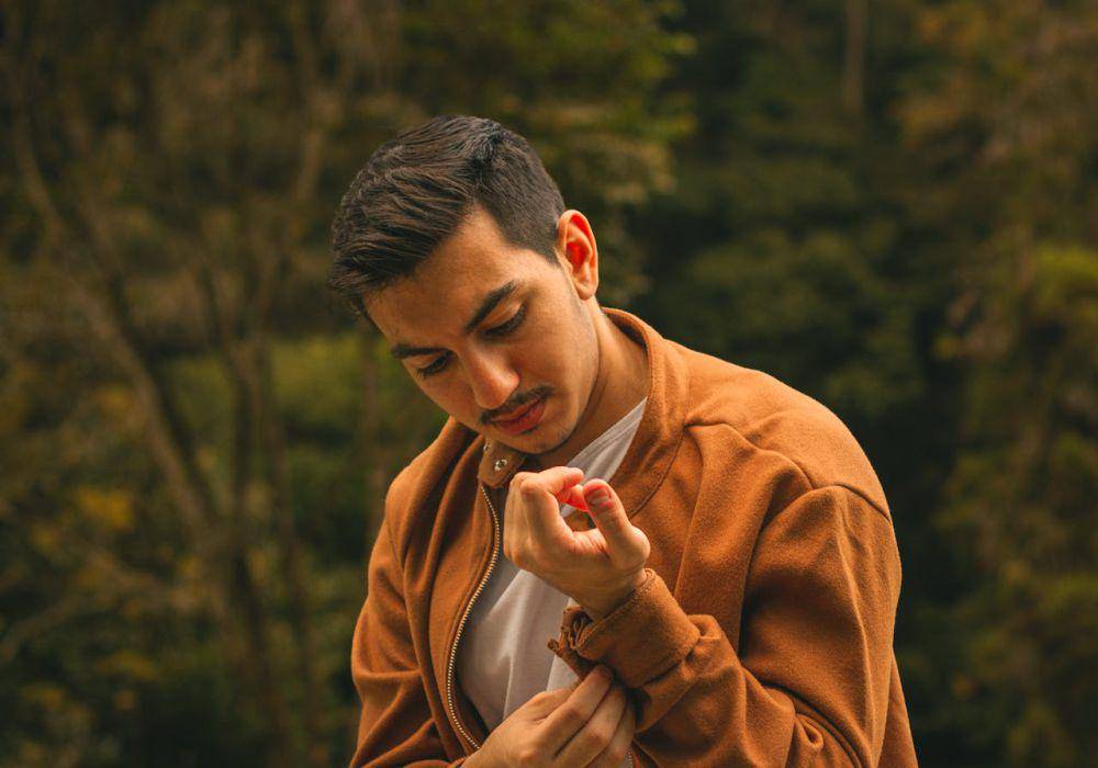 ilustrasi mengancingkan jaket (pexels.com/Fred Souza)