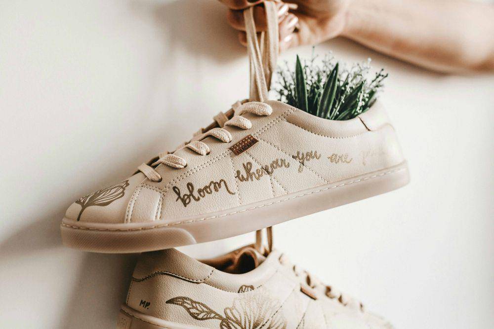 ilustrasi sepatu bermotif bunga (pexels.com/Jonathan Borba)