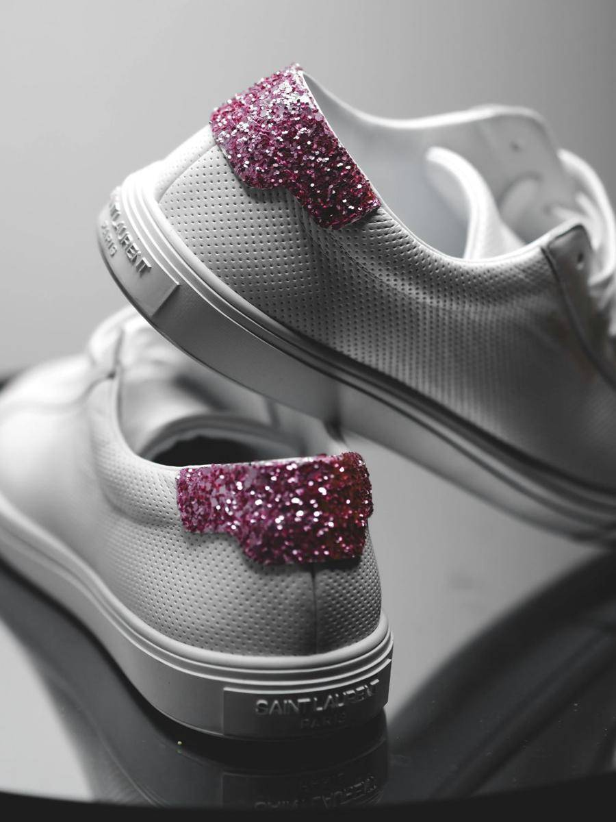 ilustrasi sepatu dengan hiasan giltter (pexels.com/Laura Chouette)