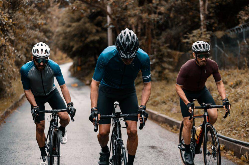 ilustrasi mengajak teman mencoba olahraga baru (Pexels.com/Munbaik Cycling Clothing)