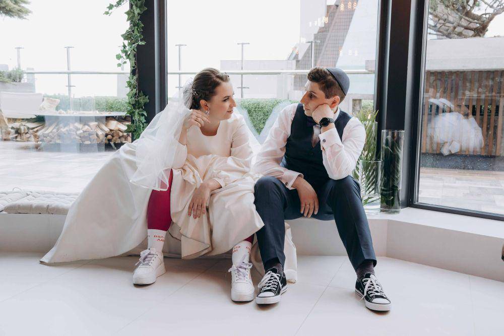 ilustrasi pengantin memakai sneakers (pexels.com/Natan Karnushin)