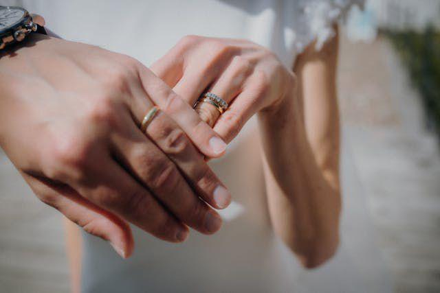 Apakah Cincin Tunangan Harus Emas?  Sesuaikan Preferensimu