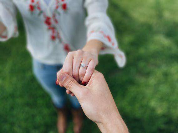 ilustrasi cincin di jari manis (pexels.com/Samantha Foster)