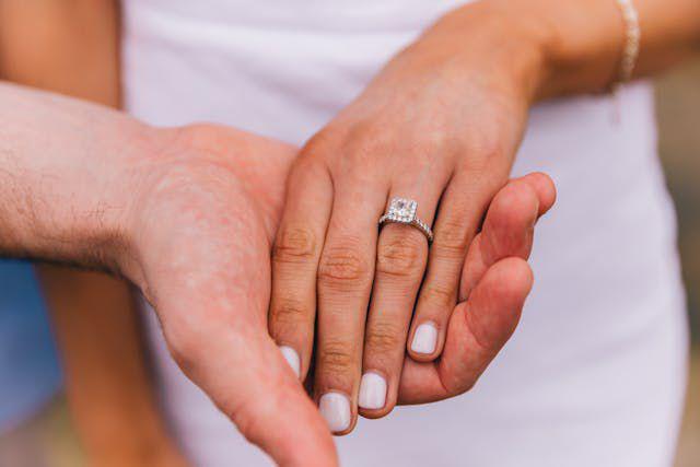 Cincin Tunangan di Jari Mana? Ini Jawabannya!