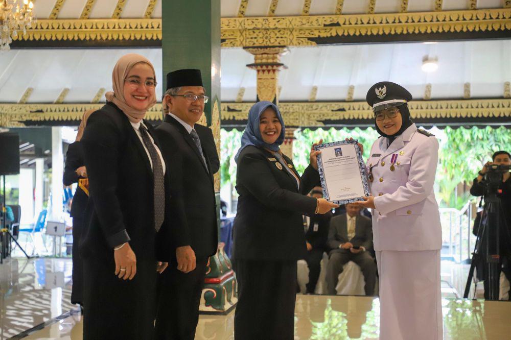 Bupati Sleman Serahkan 81 SK Perpanjangan Masa Jabatan Lurah