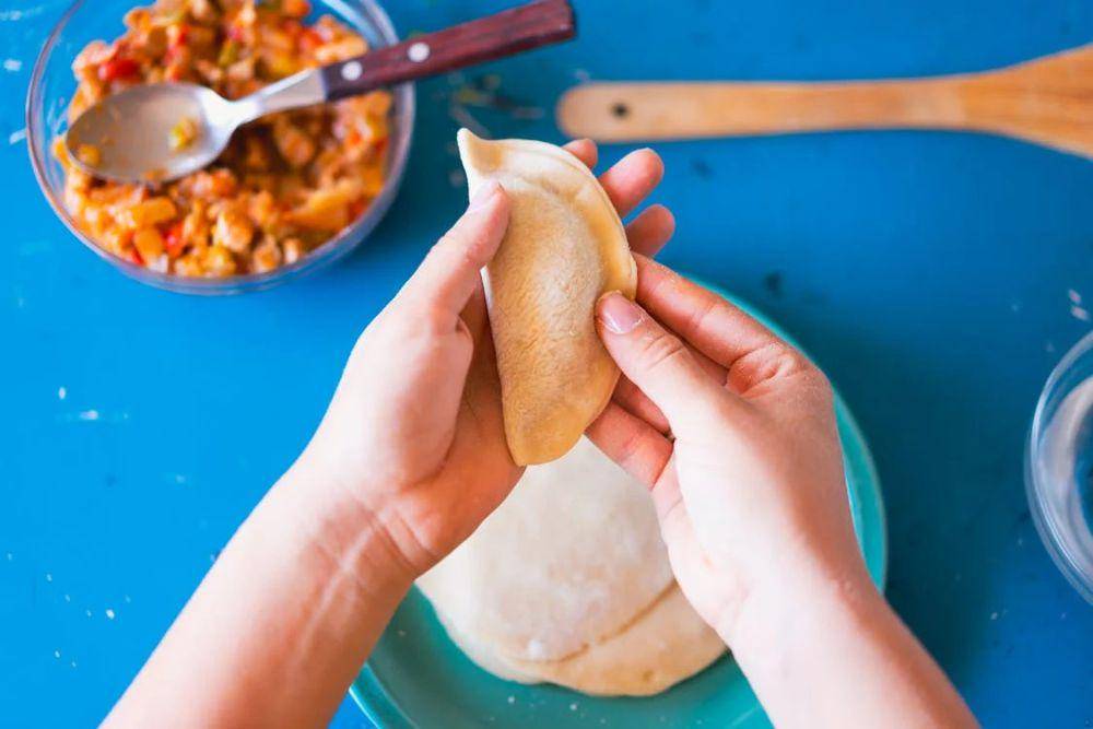ilustrasi cara membuat empanadas (pexels.com/Los Muertos Crew)