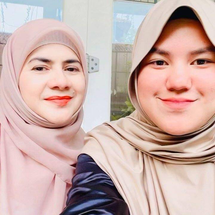 Aisyah dan Astri Ivo (Instagram.com/astrie_ivo)