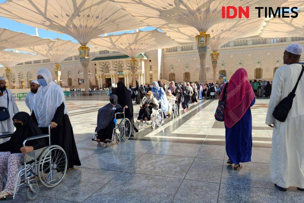 Antrean jemaah haji menuju ke Raudah atau Makam Nabi Muhammad di Masjid Nabawi, Kamis (27/6/2024). (IDN Times/Faiz Nashrillah)