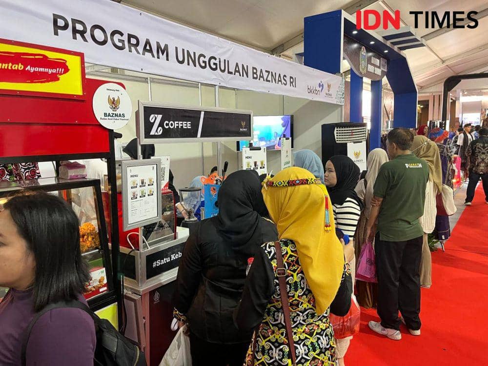 Stan Baznas diramaikan oleh mustahik yang memiliki usaha acara Pameran Gelar Dagang UPPKA dan UMKM dalam rangka Hari Keluarga Nasional Ke-31 di Lapangan Simpang Lima Semarang, Kamis (27/6/2024). (IDN Times/Anggun P)
