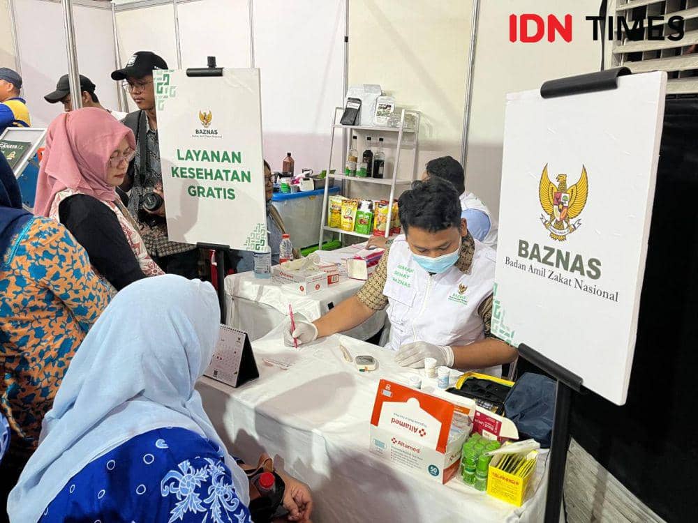 Stan Baznas diramaikan oleh mustahik yang memiliki usaha acara Pameran Gelar Dagang UPPKA dan UMKM dalam rangka Hari Keluarga Nasional Ke-31 di Lapangan Simpang Lima Semarang, Kamis (27/6/2024). (IDN Times/Anggun P)