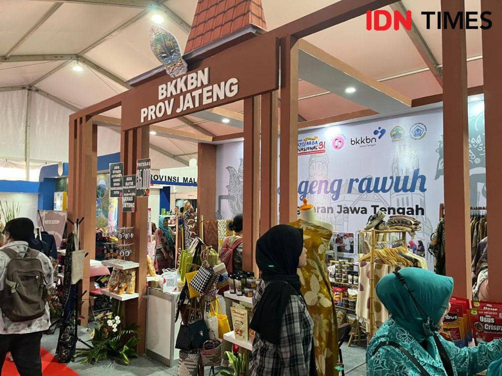 Pameran gelar dagang UPPKA dan UMKM dalam rangka Hari Keluarga Nasional Ke-31 di Lapangan Simpang Lima, Semarang, 27-29 Juni 2024. (IDN Times/Anggun P)