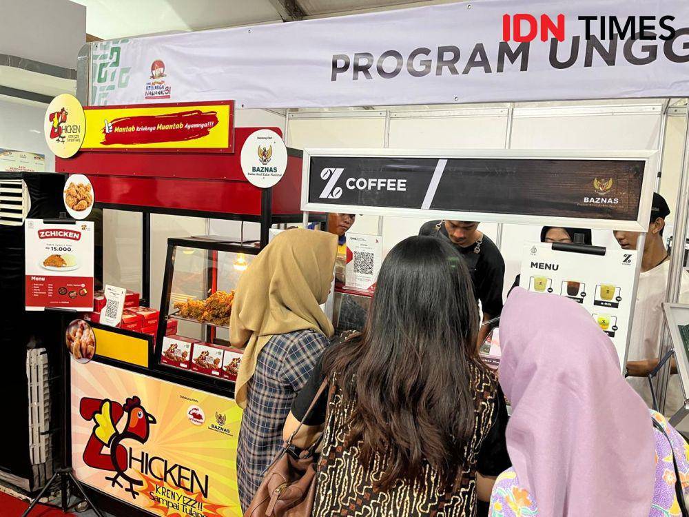 Stan Baznas diramaikan oleh mustahik yang memiliki usaha di acara Pameran Gelar Dagang UPPKA dan UMKM dalam rangka Hari Keluarga Nasional Ke-31 di Lapangan Simpang Lima Semarang, Kamis (27/6/2024). (IDN Times/Anggun P)