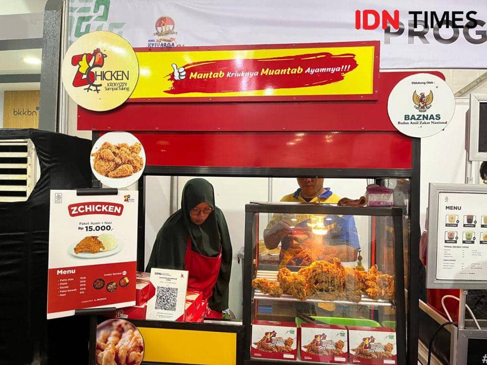 Para pelaku UMKM mengikuti pameran gelar dagang UPPKA dan UMKM dalam rangka Hari Keluarga Nasional Ke-31 di Lapangan Simpang Lima, Semarang, 27-29 Juni 2024. (IDN Times/Anggun P)