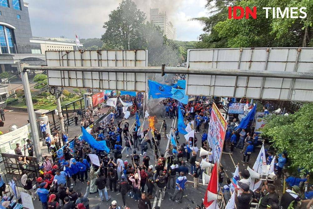 Ratusan buruh demo menolak Tapera di depan Kantor Menteri Keuangan Sri Mulyani Indrawati, Jakarta Pusat, Kamis (27/6/2024). (IDN Times/Trio Hamdani)