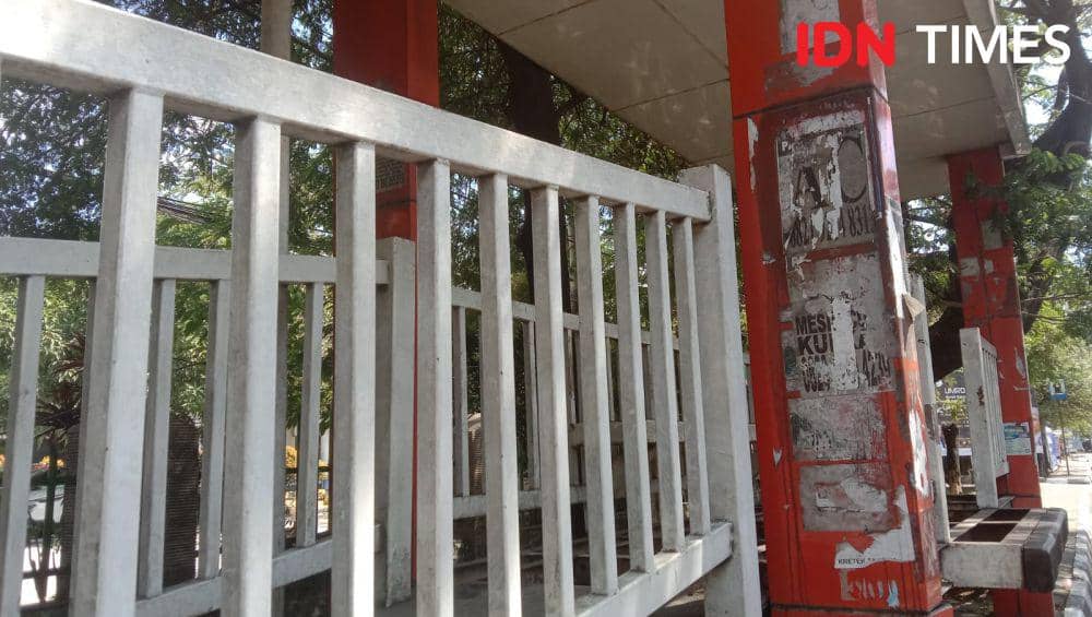 Halte bus rapid transit (BRT) atau dikenal dengan Busway Trans Mamminasata di Kota Makassar, Kamis (27/6/2024). IDN Times/Ashrawi Muin