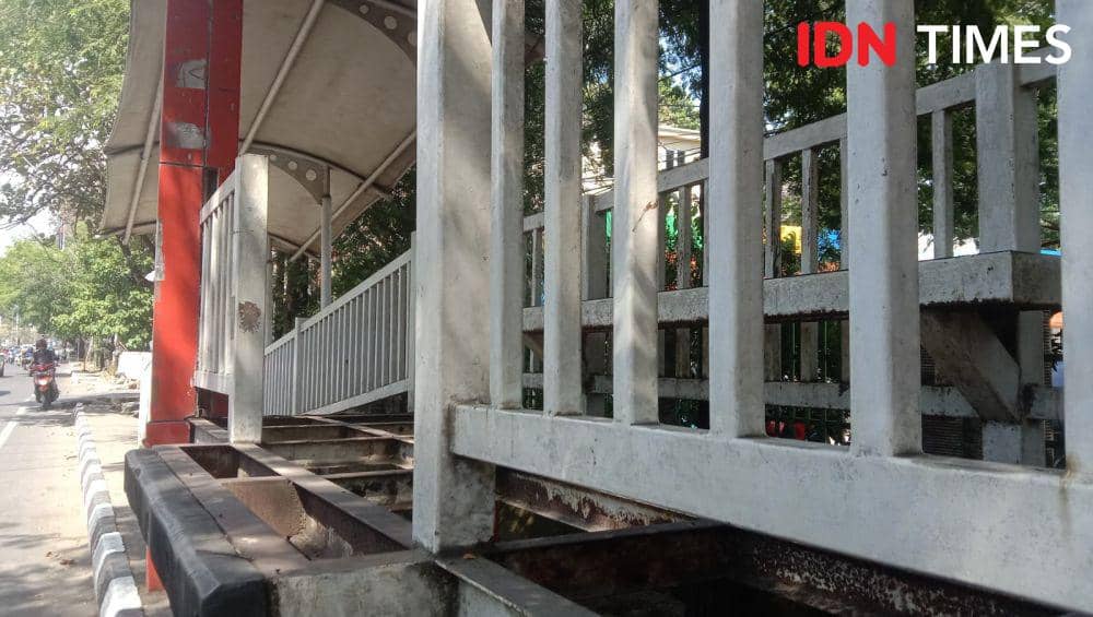 Halte bus rapid transit (BRT) atau dikenal dengan Busway Trans Mamminasata di Kota Makassar, Kamis (27/6/2024). IDN Times/Ashrawi Muin