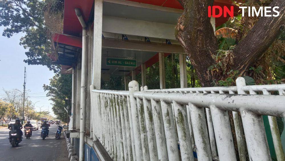 Halte di depan kantor Gubernur Sulsel, Jalan Urip Sumoharjo Makassar, Kamis (27/6/2024). IDN Times/Ashrawi Muin