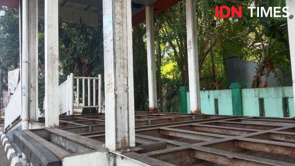 Halte di depan Masjid Baiturrahman, Jalan Urip Sumoharjo Makassar, Kamis (27/6/2024). IDN Times/Ashrawi Muin