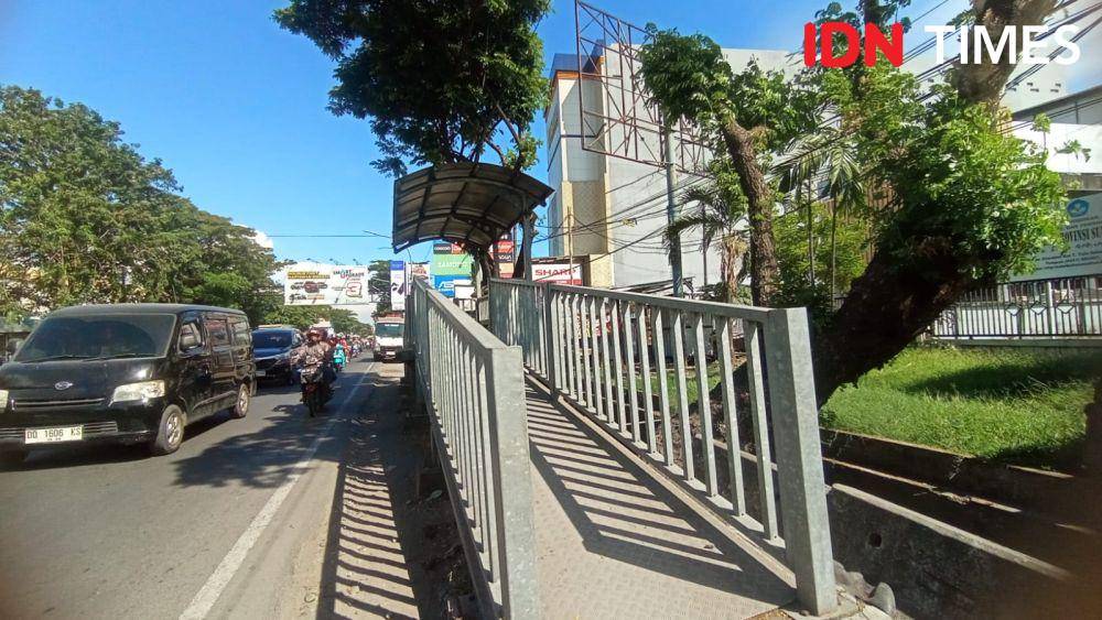 Halte depan Unismuh, Jalan Sultan Alauddin Makassar, Kamis (27/6/2024). IDN Times/Ashrawi Muin
