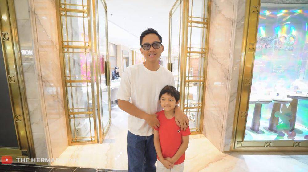Azriel beli cincin (YouTube.com/The Hermansyah A6)
