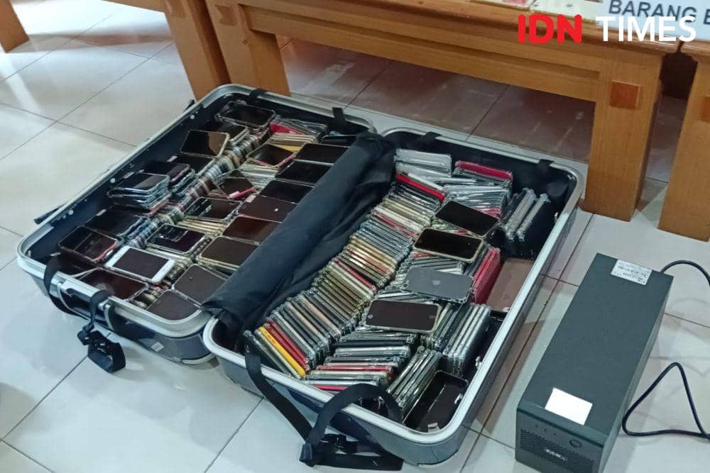 Barang bukti penangkapan 103 WN Taiwan di Bali diduga terlibat kejahatan siber (IDN Times/Ayu Afria)