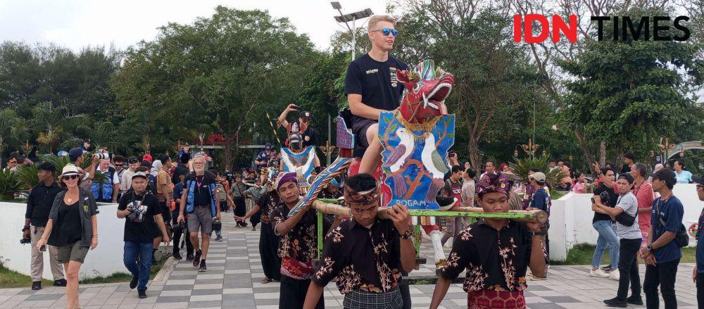 Keseruan Pembalap MXGP Diarak Pakai Jaran Kamput di Mataram