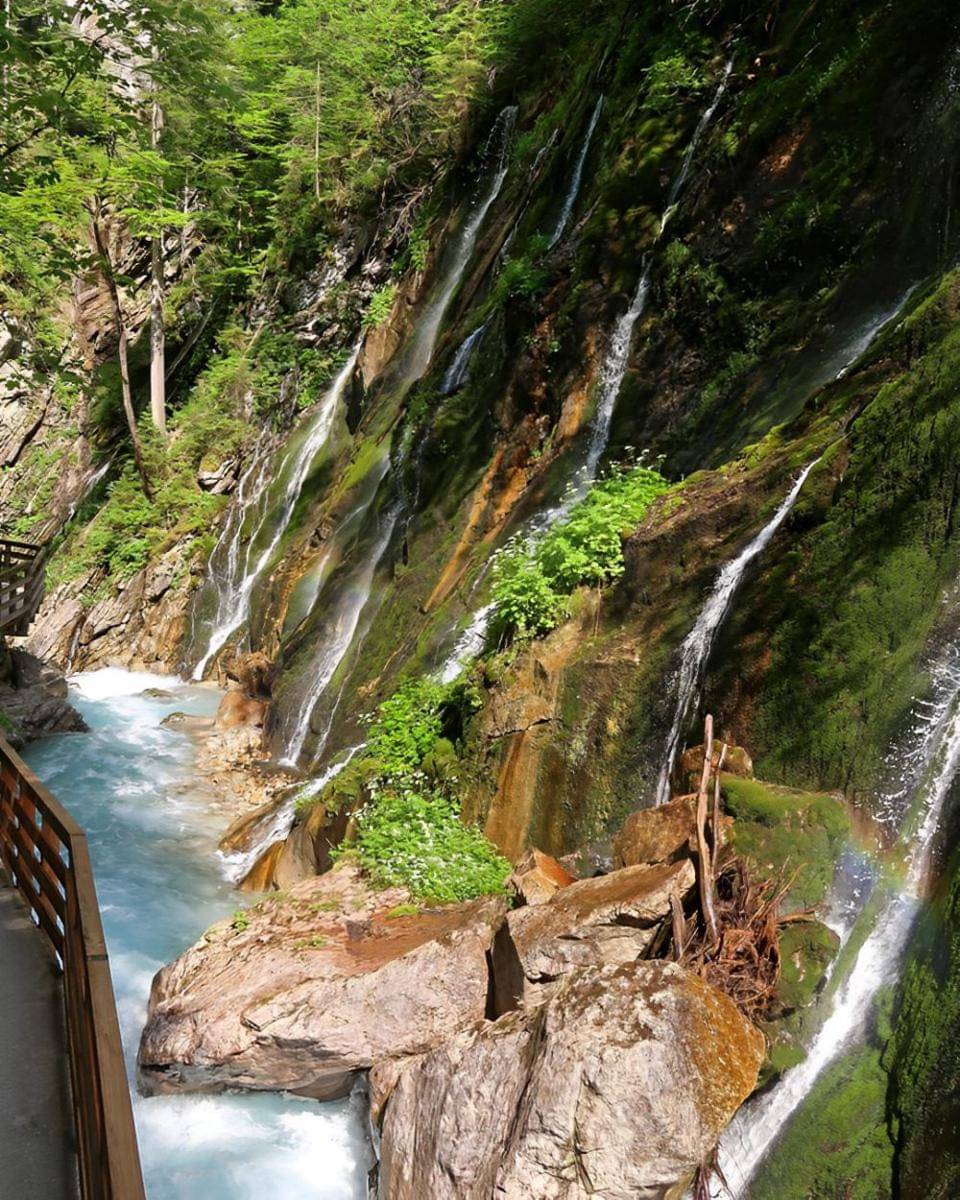 Potret air terjun kecil di tebing batu Wimbachklamm, Jerman (instagram.com/jura.nic)